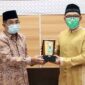 Bupati Tanjabbar, H. Anwar Sadat Saat Menyerahkan Cinderamata/Pandel Kepada Pimpinan SKK Migas PetroChina pada Acara Siraturahmi Ramadhan 1422 Hijriyah di Rumah Dinas Bupati. FOTO : Prokopim