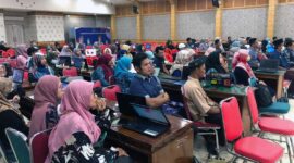 Ratusan Tenaga Honorer se Tanjung Jabung Barat mengikuti simulasi Computer Assisted Test ASN dan PPPK di Balai Pertemuan Kantor Bupati, Minggu (16/10/22). FOTO : Dok FHT