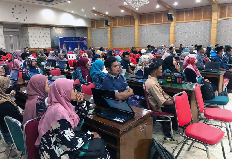Ratusan Tenaga Honorer se Tanjung Jabung Barat mengikuti simulasi Computer Assisted Test ASN dan PPPK di Balai Pertemuan Kantor Bupati, Minggu (16/10/22). FOTO : Dok FHT