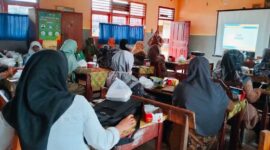 Para Honorer saat mengikuti simulasi Computer Assisted Test ASN, PPPK di SDN 02/V Kuala Tungkal. FOTO : Dok FHT