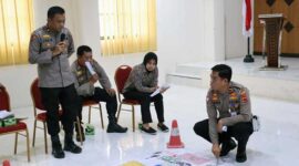 Kabag Ops Polres Tanjab Barat Kompol Jan Manto Hasiholan, SH, SIK, MH memberikan arahan saat latihan sispam kota metode Tactical Floor Game, Selasa (6/6/23). FOTO : Hmsres Tjb