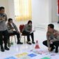 Kabag Ops Polres Tanjab Barat Kompol Jan Manto Hasiholan, SH, SIK, MH memberikan arahan saat latihan sispam kota metode Tactical Floor Game, Selasa (6/6/23). FOTO : Hmsres Tjb