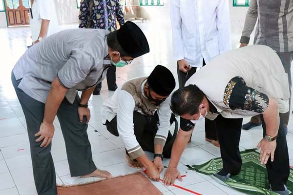 Bupati Tanjab Barat H. Anwar Sadat Saat Hadiri Simulasi Penerapan Protokol Kesehatan untuk Shalat Idul Fitri 1 Syawal 1442 H di Ponoes Al-Baqiatush Shalihat, Jumat (07/05/21). FOTO : Prokopim