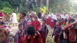 Tampak Sejumlah Siswa Jadi Korban Putusnya Seling Jembatan Gantung di Desa Rantau Benar, Rabu (30/3/22). FOTO : Ist