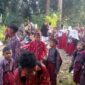 Tampak Sejumlah Siswa Jadi Korban Putusnya Seling Jembatan Gantung di Desa Rantau Benar, Rabu (30/3/22). FOTO : Ist