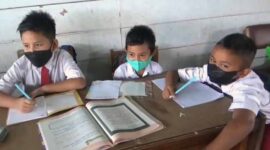 Siswa SDN 164 Kasang Kota Jambi saat Belajar Numpang di Gedung SDN 190 Kota Jambi. FOTO : Ist.