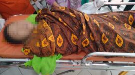 Korban saat berada di Puskesmas Sungai Rengas. Didampingi keluarga korban dan Kapolsek Maro Sebo Ulu. FOTO : Humas Polres BTH