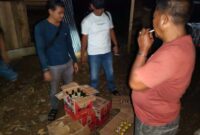 Anggota Polres Merangin Sita Puluhan Botol Miras di Cafe Remang-Remang. FOTO : Humas Res Meranhin