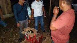 Anggota Polres Merangin Sita Puluhan Botol Miras di Cafe Remang-Remang. FOTO : Humas Res Meranhin