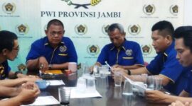 Herianto Reza bersama Pengurus Siwo PWI Provinsi Jambi saat menggelar pertemuan di Aula Kanto PWI Jambi. FOTO : Dok/Siwo PWI Jambi