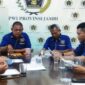 Herianto Reza bersama Pengurus Siwo PWI Provinsi Jambi saat menggelar pertemuan di Aula Kanto PWI Jambi. FOTO : Dok/Siwo PWI Jambi