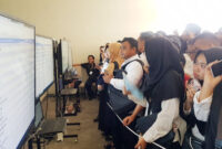 FOTO : Peserta CPNS Tanjab Barat Saat Menyaksikan Layar Monitor Pelaksanaan SKD di BW Luxury Hotel Kita Jambi, Kamis (20/02/20)
