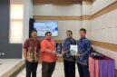 CINDERAMATA AKADEMIK: (Dari kanan ke kiri) Koordinator Bidang Internasional SMA Al Hikmah Surabaya Imron Setiawan, Kepala SMA Al Hikmah Surabaya Ansari Setyo Prabowo, dan perwakilan Universiti Sains Islam Malaysia (USIM) saat sesi pertukaran cinderamata dan berkas prospektus kampus dalam rangkaian program Al Hikmah Global Visit di Malaysia, Mei 2026. (Foto: Dok. Humas SMA Al Hikmah Surabaya).