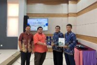 CINDERAMATA AKADEMIK: (Dari kanan ke kiri) Koordinator Bidang Internasional SMA Al Hikmah Surabaya Imron Setiawan, Kepala SMA Al Hikmah Surabaya Ansari Setyo Prabowo, dan perwakilan Universiti Sains Islam Malaysia (USIM) saat sesi pertukaran cinderamata dan berkas prospektus kampus dalam rangkaian program Al Hikmah Global Visit di Malaysia, Mei 2026. (Foto: Dok. Humas SMA Al Hikmah Surabaya).