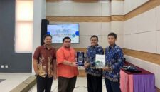 CINDERAMATA AKADEMIK: (Dari kanan ke kiri) Koordinator Bidang Internasional SMA Al Hikmah Surabaya Imron Setiawan, Kepala SMA Al Hikmah Surabaya Ansari Setyo Prabowo, dan perwakilan Universiti Sains Islam Malaysia (USIM) saat sesi pertukaran cinderamata dan berkas prospektus kampus dalam rangkaian program Al Hikmah Global Visit di Malaysia, Mei 2026. (Foto: Dok. Humas SMA Al Hikmah Surabaya).