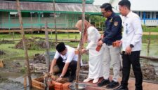 Sekda, Hermansyah, S.STP., M.H. (jongkok), meletakkan batu pertama pembangunan mushola di SMKN 1 Tanjung Jabung Barat, Rabu (3/6). Kegiatan ini turut disaksikan oleh Kepala SMKN 1 Tanjab Barat Heni Septi Nuraini, S.Pd., M.Pd.I., serta jajaran terkait sebagai simbol dimulainya pembangunan fasilitas penguat karakter spiritual siswa. (Foto: Dok. Humas/Istimewa)