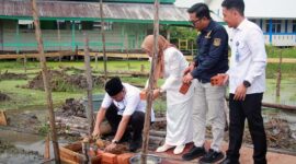 Sekda, Hermansyah, S.STP., M.H. (jongkok), meletakkan batu pertama pembangunan mushola di SMKN 1 Tanjung Jabung Barat, Rabu (3/6). Kegiatan ini turut disaksikan oleh Kepala SMKN 1 Tanjab Barat Heni Septi Nuraini, S.Pd., M.Pd.I., serta jajaran terkait sebagai simbol dimulainya pembangunan fasilitas penguat karakter spiritual siswa. (Foto: Dok. Humas/Istimewa)
