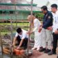 Sekda, Hermansyah, S.STP., M.H. (jongkok), meletakkan batu pertama pembangunan mushola di SMKN 1 Tanjung Jabung Barat, Rabu (3/6). Kegiatan ini turut disaksikan oleh Kepala SMKN 1 Tanjab Barat Heni Septi Nuraini, S.Pd., M.Pd.I., serta jajaran terkait sebagai simbol dimulainya pembangunan fasilitas penguat karakter spiritual siswa. (Foto: Dok. Humas/Istimewa)