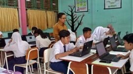 Kepala SMPN 2 Kuala Tungkal Pauzan Najri, S. Pd meninjau secara langsung Hari Pertama pelaksanaan ANBK, Senin (19/9/22). FOTO : Bas/LT