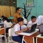 Kepala SMPN 2 Kuala Tungkal Pauzan Najri, S. Pd meninjau secara langsung Hari Pertama pelaksanaan ANBK, Senin (19/9/22). FOTO : Bas/LT
