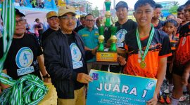 Bupati Tanjab Barat Anwar Sadat Menyerahkan Piala Juara Kepada SMPN 03 Juara JSFL 2025. FOTO : PROKOPIM