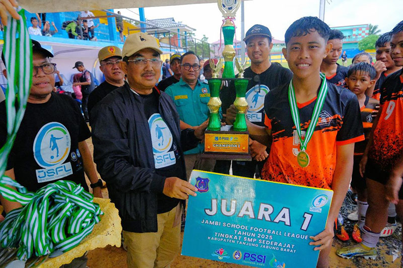 Bupati Tanjab Barat Anwar Sadat Menyerahkan Piala Juara Kepada SMPN 03 Juara JSFL 2025. FOTO : PROKOPIM