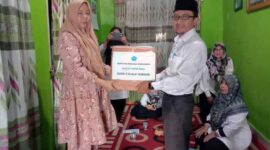Pauzan Najri menyerahkan bantuan kepada Orang Tua Siswi SMPN 2 Kuala Tungkal yang mengalami musibah kebakaran. FOTO : Dok. SMPN 2 Kuala Tungkal
