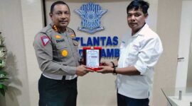 Ketua SMSI Provinsi Jambi Mukhtadi Putra Nusa saat Serahkan Cinderamatan ke Dirlantas Polda Jambi Kombes Pol Dhafi di Kantor Direktorat Lalu Lintas Polda Jambi, Senin (17/7/23). FOTO : Tim