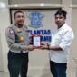 Ketua SMSI Provinsi Jambi Mukhtadi Putra Nusa saat Serahkan Cinderamatan ke Dirlantas Polda Jambi Kombes Pol Dhafi di Kantor Direktorat Lalu Lintas Polda Jambi, Senin (17/7/23). FOTO : Tim