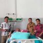 Pengurus SMSI Muaro Jambi Jenguk Dewan Penasehat yang Tengah Dirawat di RSUD Ahmad Ripin Sengeti. FOTO : Dhea
