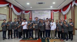 Pj Bupati Muaro Jambi Bachyuni Deliansyah Bersama Pengurus SMSI Kabupaten Muaro Jambi Periode 2023 -2025 yang Baru Dilantik. Rabu (30/8/23). FOTO : HMS