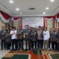 Pj Bupati Muaro Jambi Bachyuni Deliansyah Bersama Pengurus SMSI Kabupaten Muaro Jambi Periode 2023 -2025 yang Baru Dilantik. Rabu (30/8/23). FOTO : HMS