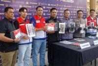 Dirreskrimsus Polda Jambi Kombes Pol. Taufik Nurmandia (ketiga dari kiri), Kabid Humas Polda Jambi Kombes Pol. Erlan Munaji (kedua dari kanan), beserta jajaran menunjukkan sejumlah barang bukti dalam konferensi pers pengungkapan kasus penyalahgunaan BBM Solar subsidi di Lobby Gedung B Polda Jambi, Jumat (10/4/2026). (FOTO : DOk. Lintastungkal.com)