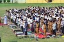  Suasana pelaksanaan Shalat Istisqa berjamaah yang diikuti oleh jajaran Pemkab Tanjung Jabung Barat bersama ribuan elemen masyarakat di Lapangan Karya Bhakti Kuala Tungkal, Selasa (1/9/2026). (Foto: Dok. Humas)