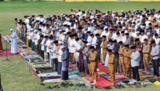 Suasana pelaksanaan Shalat Istisqa berjamaah yang diikuti oleh jajaran Pemkab Tanjung Jabung Barat bersama ribuan elemen masyarakat di Lapangan Karya Bhakti Kuala Tungkal, Selasa (1/9/2026). (Foto: Dok. Humas)