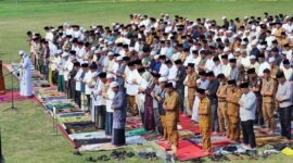  Suasana pelaksanaan Shalat Istisqa berjamaah yang diikuti oleh jajaran Pemkab Tanjung Jabung Barat bersama ribuan elemen masyarakat di Lapangan Karya Bhakti Kuala Tungkal, Selasa (1/9/2026). (Foto: Dok. Humas)