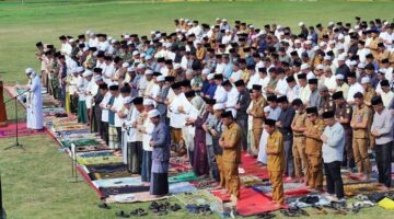  Suasana pelaksanaan Shalat Istisqa berjamaah yang diikuti oleh jajaran Pemkab Tanjung Jabung Barat bersama ribuan elemen masyarakat di Lapangan Karya Bhakti Kuala Tungkal, Selasa (1/9/2026). (Foto: Dok. Humas)