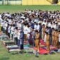  Suasana pelaksanaan Shalat Istisqa berjamaah yang diikuti oleh jajaran Pemkab Tanjung Jabung Barat bersama ribuan elemen masyarakat di Lapangan Karya Bhakti Kuala Tungkal, Selasa (1/9/2026). (Foto: Dok. Humas)