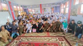 Polres dan Pemkab Tanjab Barat Sosialisasi Bahaya Narkoba Sejak Dini Terhadap Siswa SDN 24/V di Kelurahan Kampung Nelayan, Selasa (19/9/23). FOTO : Dhea