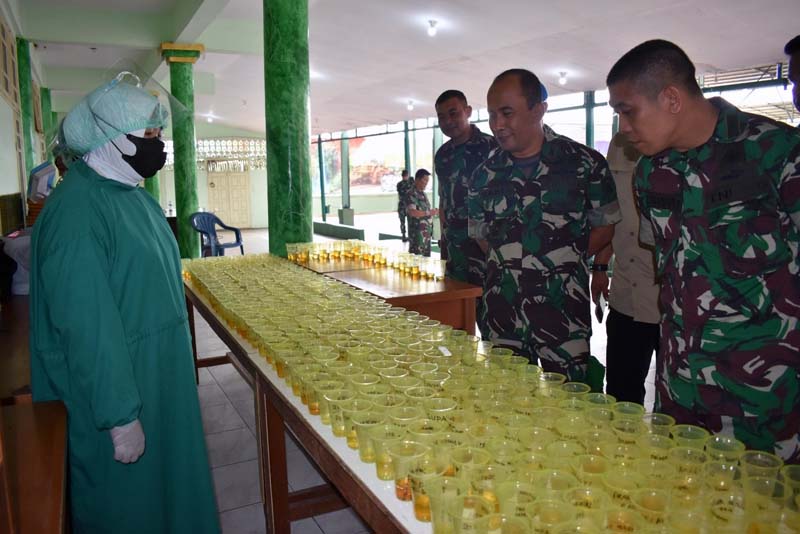 Sampel Urine 572 Prajurit TNI dan ASN Korem 042/Gapu yang Dites Urine. FOTO : Penrem