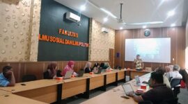 Pelatih Menulis Profesional, Dr. Fotarisman Zaluchu sedang Melatih Sejumlah Dosen, Mahasiswa dan Tenaga Pendidikan di gedung FISIP USU, Selasa (14/11/2023).  Prodi Sosiologi Universitas Sumatera Utara melaksanakan pelatihan berupa Workshop penulisan untuk QS News sebagai langkah strategis USU menuju World Class University.