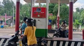 Pengedara Sepeda Motor saat mengisi BBM Jenis Pertamax di SPBU Desa Pembengis, Kecamatan Bram Itam, Senin (4/4/22). FOTO : Lintastungkal