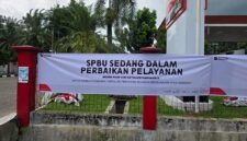 Pemberitahuan "Dalam Perbaikan Pelayanan" merupakan bahasa publik atau bentuk eufemisme operasional saat SPBU sedang dijatuhi sanksi berupa penghentian sementara atau dalam proses alih pengelolaan oleh Pertamina Patra Niaga. (FOTO : Dok. PERTAMINA)