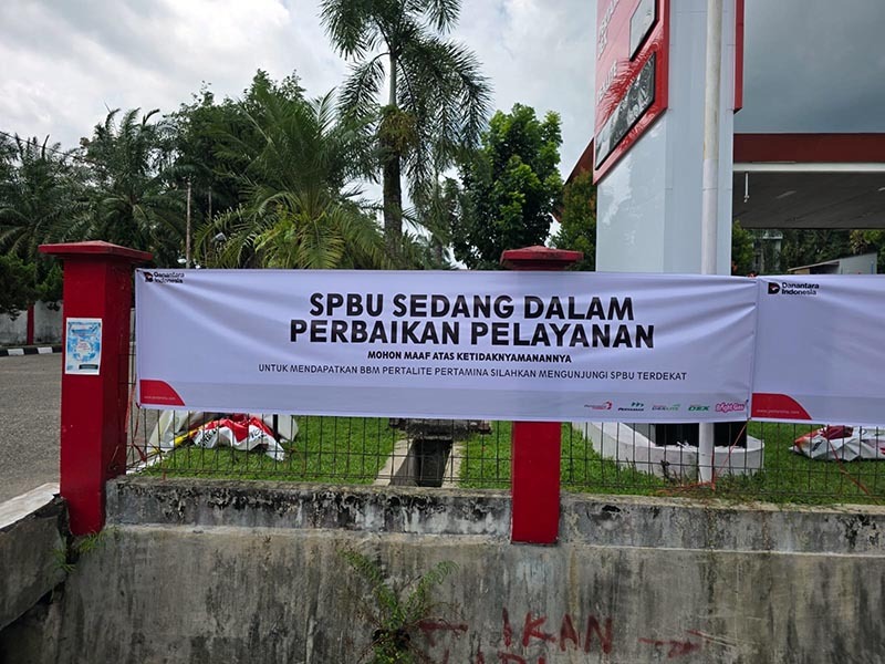 Pemberitahuan "Dalam Perbaikan Pelayanan" merupakan bahasa publik atau bentuk eufemisme operasional saat SPBU sedang dijatuhi sanksi berupa penghentian sementara atau dalam proses alih pengelolaan oleh Pertamina Patra Niaga. (FOTO : Dok. PERTAMINA)