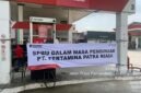 Petugas memasang spanduk pembinaan di SPBU 34.412.15 Subang, Jawa Barat, pasca-pemeriksaan digital oleh PT Pertamina Patra Niaga Regional JBB. Pertamina resmi menghentikan pasokan Biosolar di SPBU ini per 22 Agustus 2026 akibat pelanggaran penyalahgunaan barcode transaksi BBM subsidi. (Foto: Dok. Pertamina Patra Niaga)