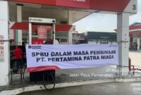 Petugas memasang spanduk pembinaan di SPBU 34.412.15 Subang, Jawa Barat, pasca-pemeriksaan digital oleh PT Pertamina Patra Niaga Regional JBB. Pertamina resmi menghentikan pasokan Biosolar di SPBU ini per 22 Agustus 2026 akibat pelanggaran penyalahgunaan barcode transaksi BBM subsidi. (Foto: Dok. Pertamina Patra Niaga)