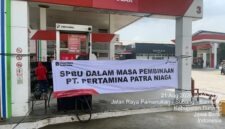 Petugas memasang spanduk pembinaan di SPBU 34.412.15 Subang, Jawa Barat, pasca-pemeriksaan digital oleh PT Pertamina Patra Niaga Regional JBB. Pertamina resmi menghentikan pasokan Biosolar di SPBU ini per 22 Agustus 2026 akibat pelanggaran penyalahgunaan barcode transaksi BBM subsidi. (Foto: Dok. Pertamina Patra Niaga)