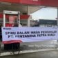 Petugas memasang spanduk pembinaan di SPBU 34.412.15 Subang, Jawa Barat, pasca-pemeriksaan digital oleh PT Pertamina Patra Niaga Regional JBB. Pertamina resmi menghentikan pasokan Biosolar di SPBU ini per 22 Agustus 2026 akibat pelanggaran penyalahgunaan barcode transaksi BBM subsidi. (Foto: Dok. Pertamina Patra Niaga)