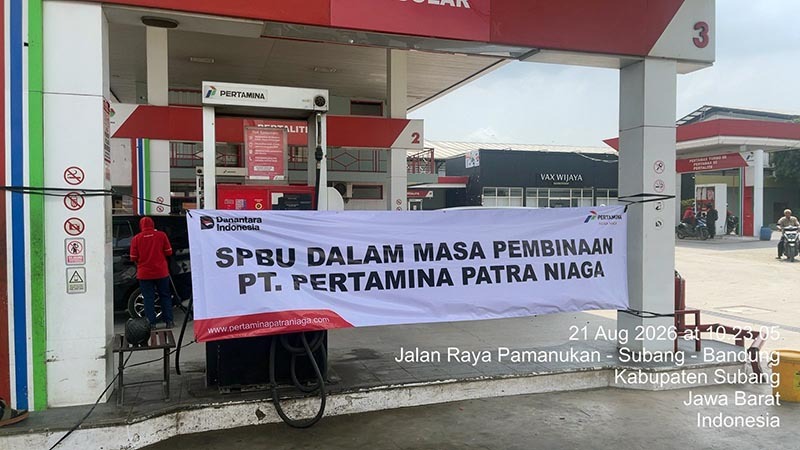 Petugas memasang spanduk pembinaan di SPBU 34.412.15 Subang, Jawa Barat, pasca-pemeriksaan digital oleh PT Pertamina Patra Niaga Regional JBB. Pertamina resmi menghentikan pasokan Biosolar di SPBU ini per 22 Agustus 2026 akibat pelanggaran penyalahgunaan barcode transaksi BBM subsidi. (Foto: Dok. Pertamina Patra Niaga)