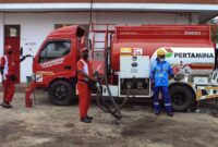 Mobil tangki kapasitas 5.000 liter yang disiapkan sebagai SPBU keliling untuk melayani pembelian solar bagi truk angkutan batubara di Jambi.(KOMPAS.com/ AJI YK PUTRA)